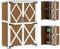 Casetta da Giardino Outsunny in Abete - Armadio Porta Attrezzi con 2 Ripiani e Tetto in Bitume - Struttura Esterna con Piedi Regolabili 116,5x57x167 cm Marrone